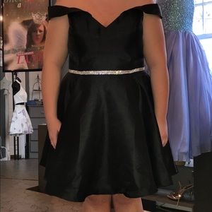 Black off the shoulder prom dress. Size 3XL.